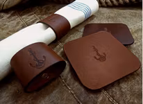 Glasunderlägg i läder med ankarmotiv