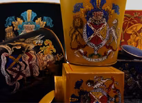 Blomkruka med gul bakgrund med handmålat emblem