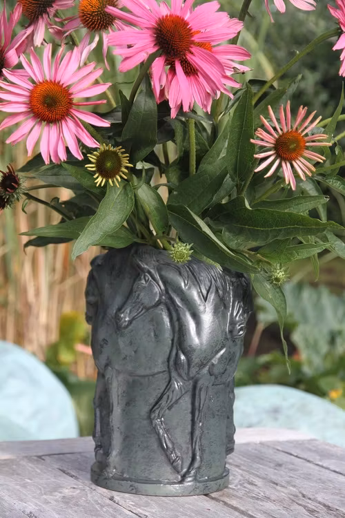 Urna, 27 cm, hästar i grön patina i aluminium