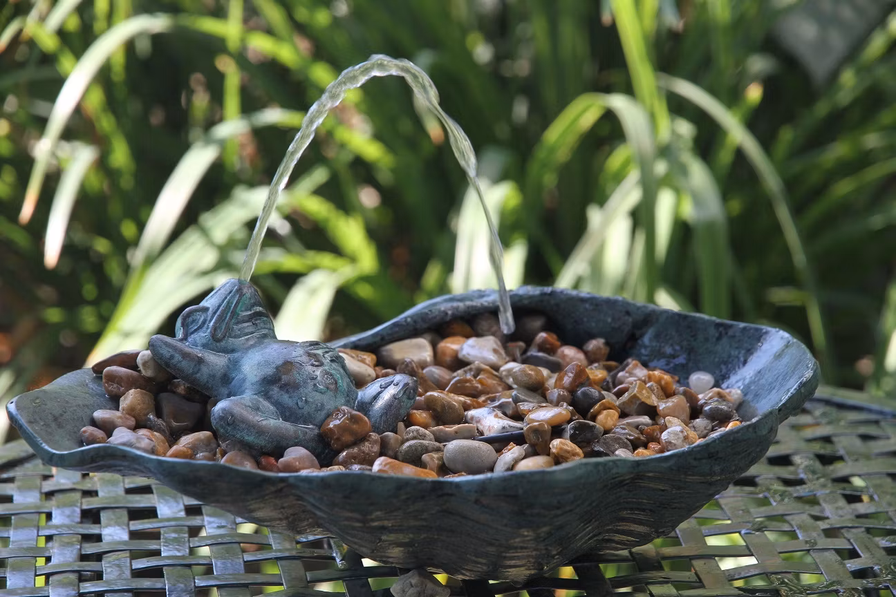 Mr Fredrik fontänpaket med fontängroda i brons, 11 cm inkl. fat, pump, slang, inkl. frakt