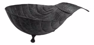 Skål i form av ett snäckskal på tre fötter som mäter 34 cm x 24 cm x 12 cm