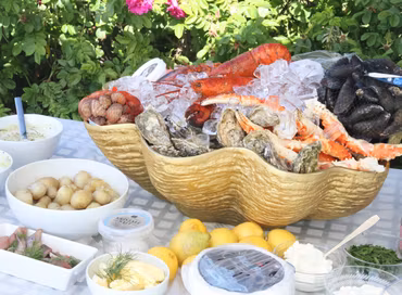 Mr Fredrik, champagne-/vinkylare och för skaldjursplatå, i form av större snäckskal, GULDPLÄTERAT