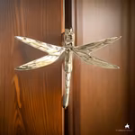 Dörrkläpp i form av en trollslända gjord helt i mässing, från Gusums Messing