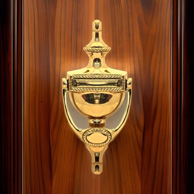 Dörrkläpp i form av urna, mindre, gjord helt i mässing, från Gusums Messing