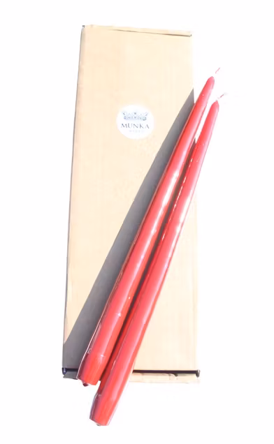 Röda lackerade ljus förpackning om 12 st, från Munka Tenn