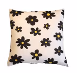 Kudde i franskt bomullstyg med vackra blommor i svart på vit botten