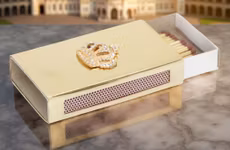 Unikt tändsticksfodral i mässing med krona och glitter, från Gusums Messing