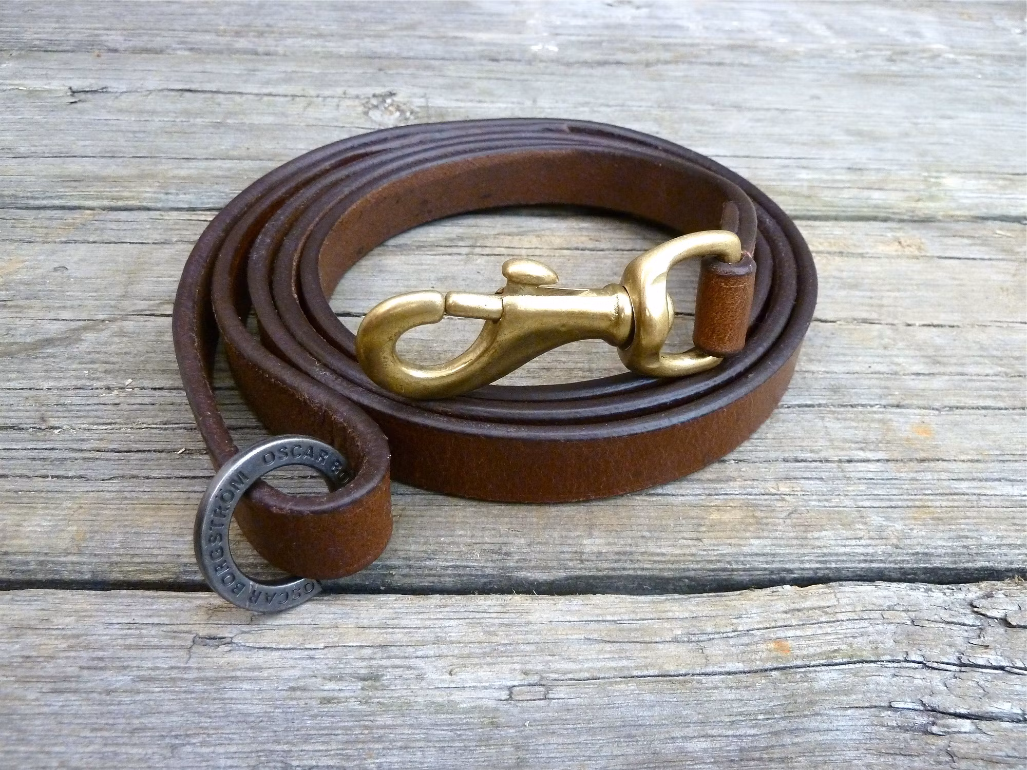 Koppel i mörkbrunt läder 18 mm/180 cm.