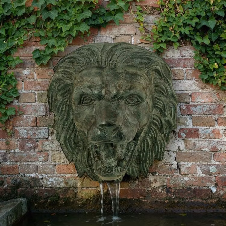 Mr Fredrik, väggfontän, lejonhuvud gjort i GRÖNPATINERAD aluminium, från Mr Fredrik  25 cm x 26 cm x 13 cm