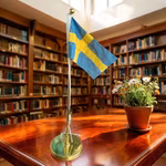 Gusums Messing, bordsflagga i äkta MÄSSING, med svenska flaggan