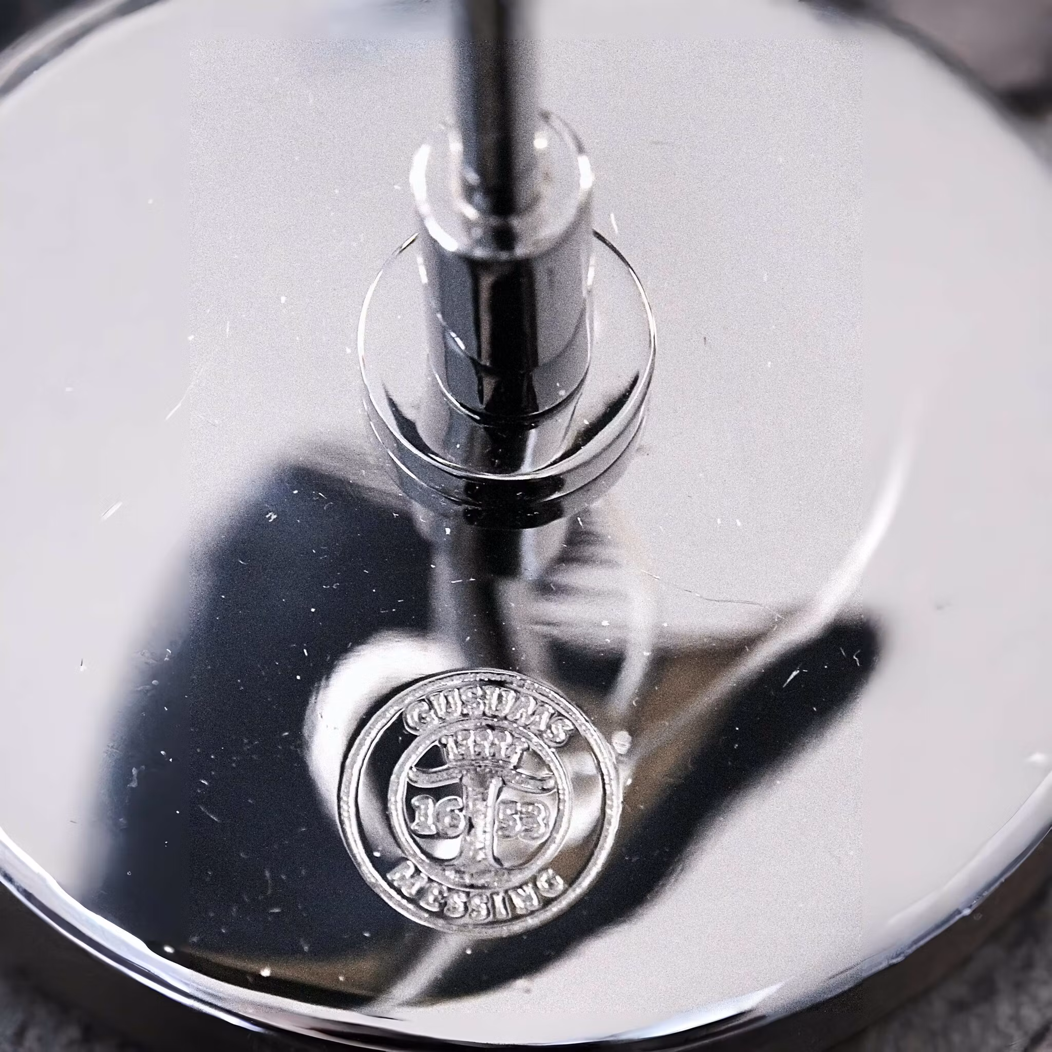 Gusums Messing, table flag in genuine brass, NICKEL-PLATED, with the Swedish flag