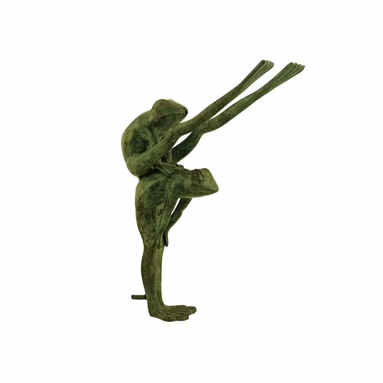 Mr Fredrik, fontän, bockhoppande grodor i brons, höjd 35 cm