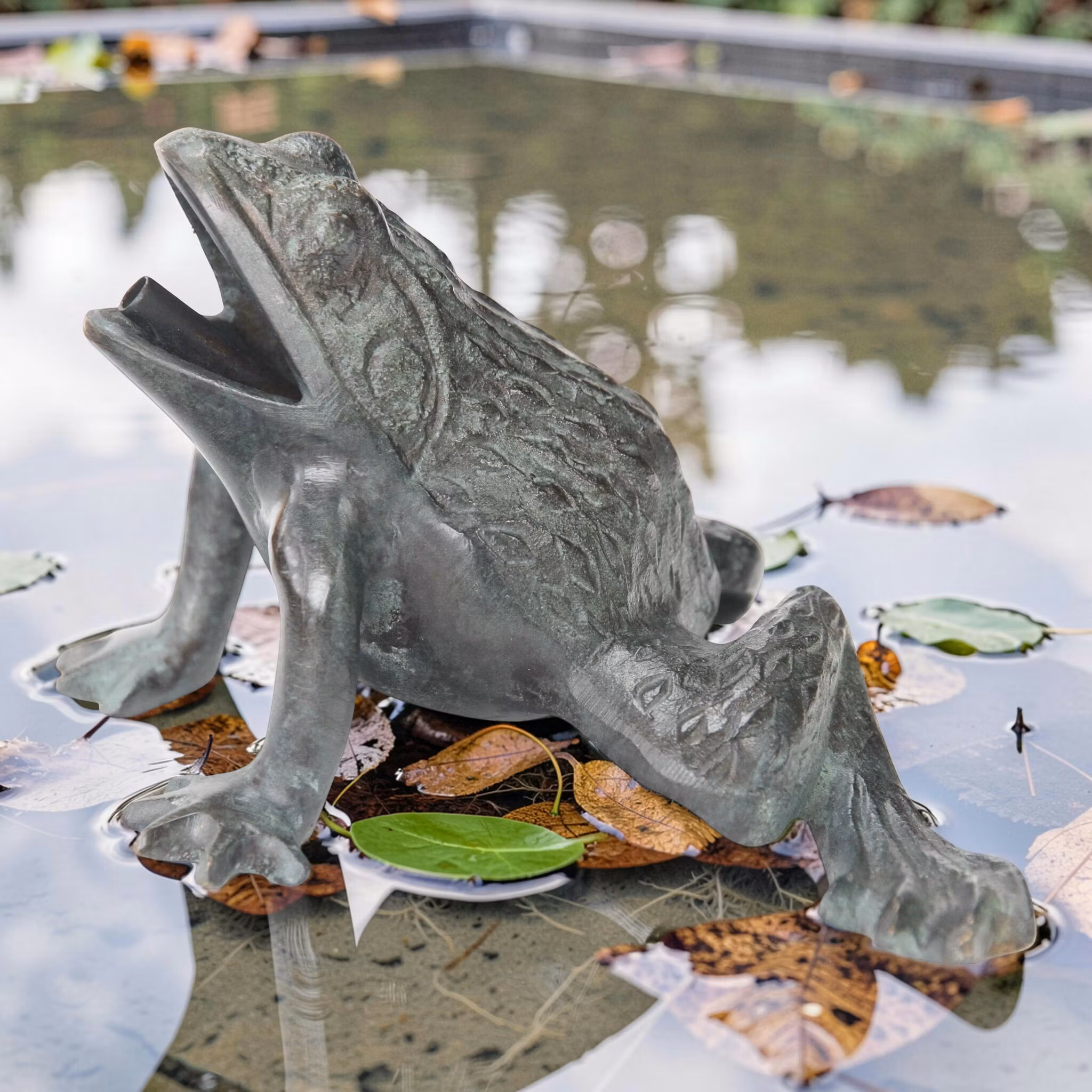 Mr Fredrik, fontängroda i grönpatinerad brons, sittande