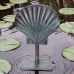 Brunnen mit zwei Muscheln zu Fuß, von Mr Fredrik