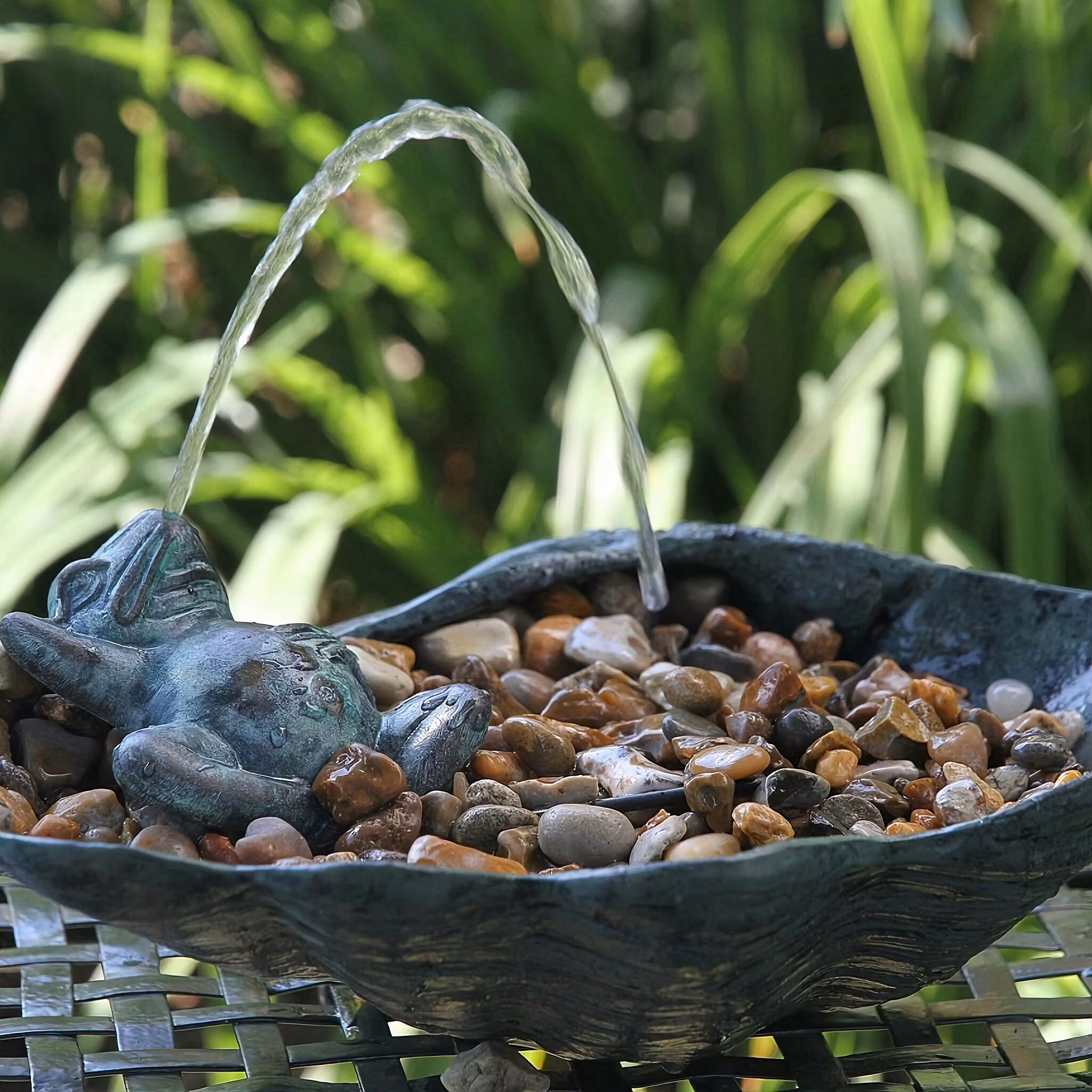 Fountain, frog made of bronze, 12 cm, horizontal, on the back