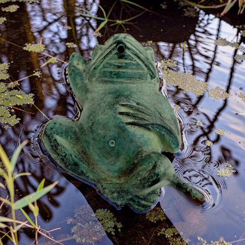 Fountain, frog, in bronze, 20 cm, lying on its back, green
