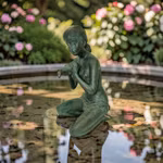 Brunnen, kniende Frau mit der Urne, aus Bronze, von Mr Fredrik