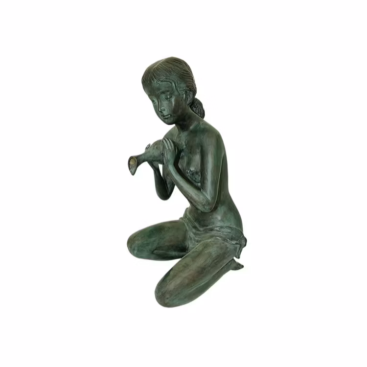 Mr Fredrik, fontän, kvinna knäböjande med urna, gjord i brons