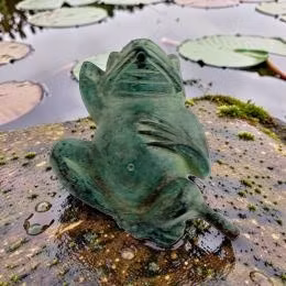 Mr Fredrik, fontän, groda gjord i brons, 8 cm, liggande på rygg, grön