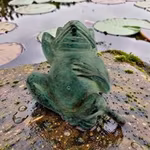 Spring brunnen, Frosch aus Bronze, 08 cm, auf dem Rücken liegend, grün, von Mr Fredrik