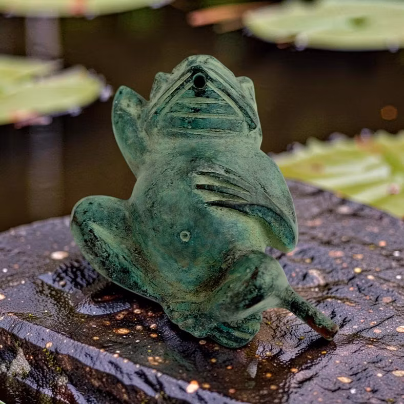 Mr Fredrik, fontän, groda, i brons, 22 cm, liggande på rygg, grön