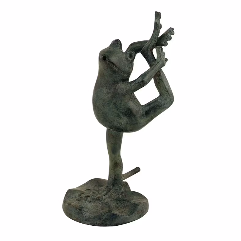 Mr Fredrik, fontän, groda gjord i brons,  stående, höjd 21 cm, böjer bakbenet