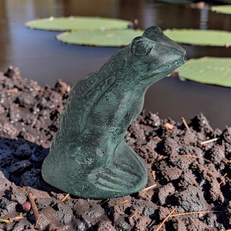 Mr Fredrik, fontängroda sittande rakt upp med skrovlig rygg, höjd 10 cm