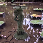 Underbar klassisk fontän med PUTTI som håller snäckskal och fat