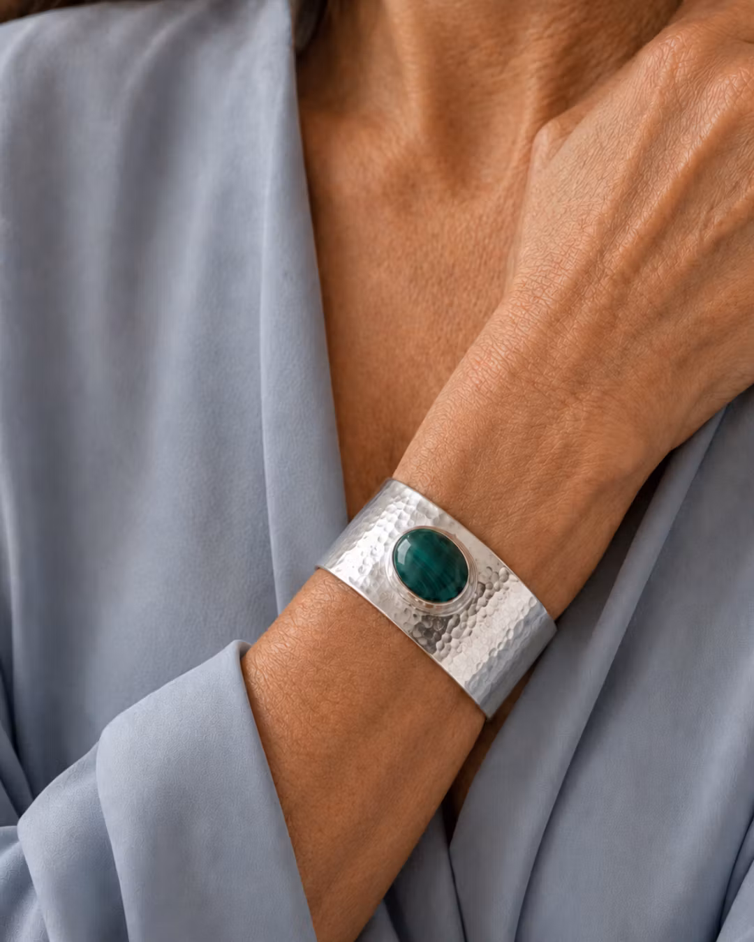Armband i tenn med malakitsten, hamrad yta