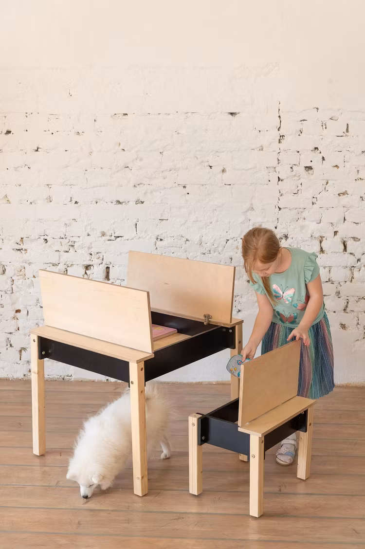 Barn bord och stol