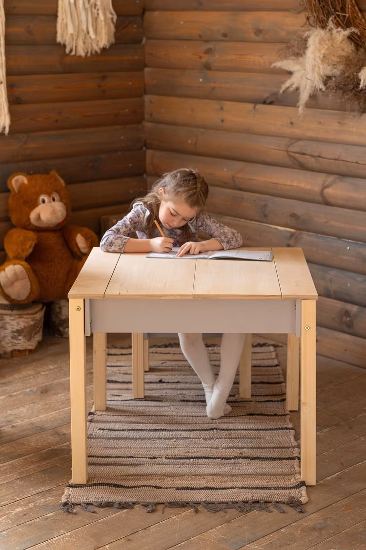Barn bord och stol