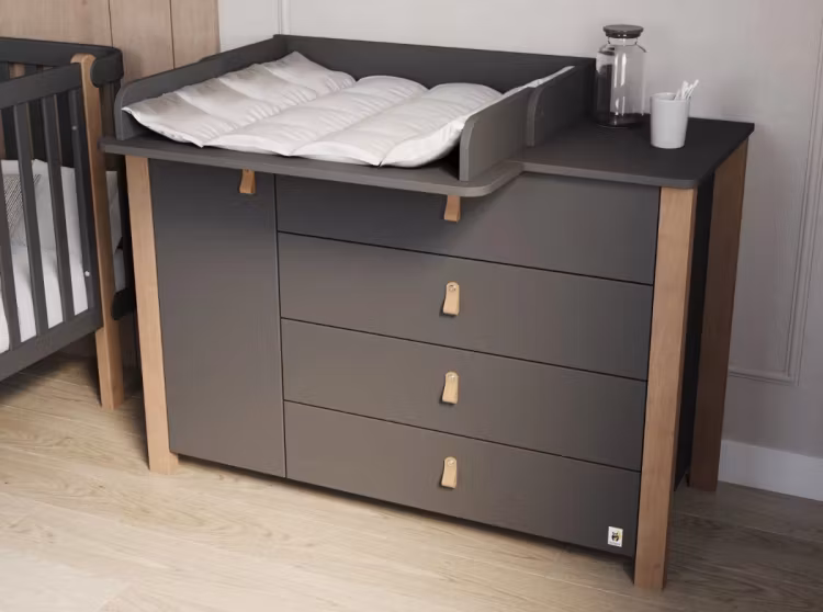 Byrå me skötbord