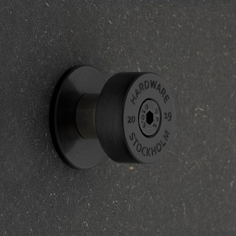 REACT Black - Detail