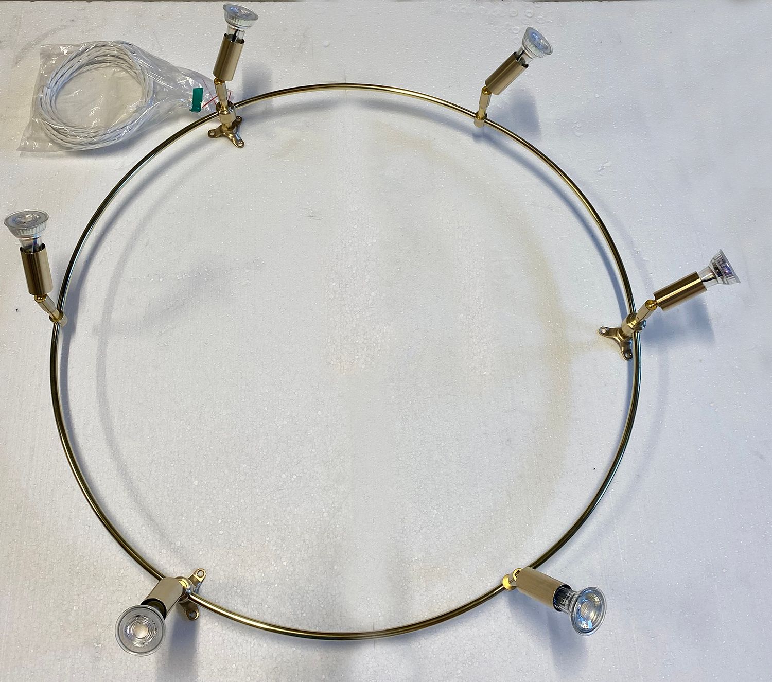 Taklampa i mässing CIRCLE