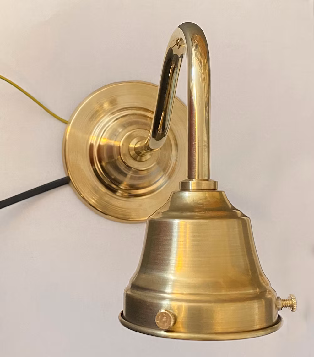 Vägglampa i mässing