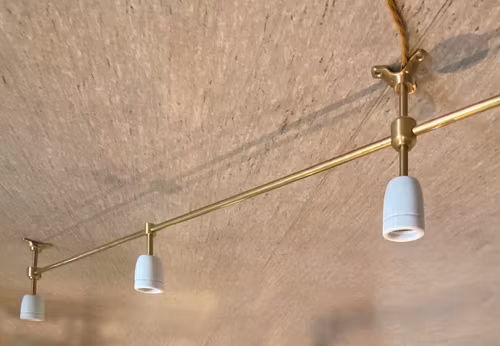 Lampskena i mässing med lamphållare i porslin