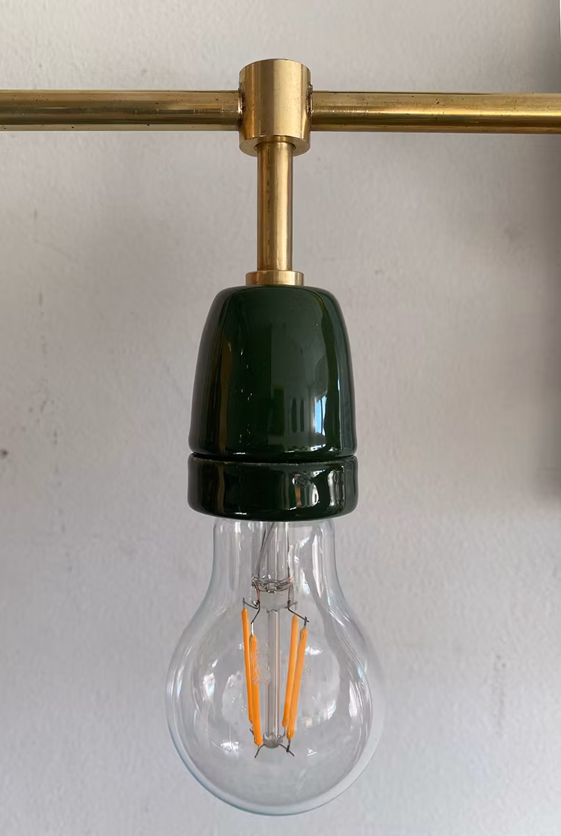 Lampskena i mässing med lamphållare i porslin