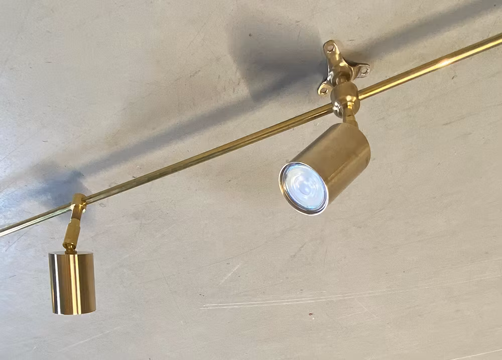 Spotskena i obehandlad mässing cylinder GU10 PROTOTYP