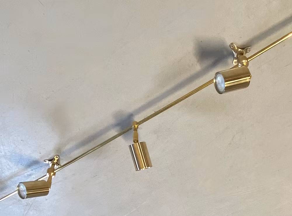 Spotskena i obehandlad mässing cylinder GU10 PROTOTYP