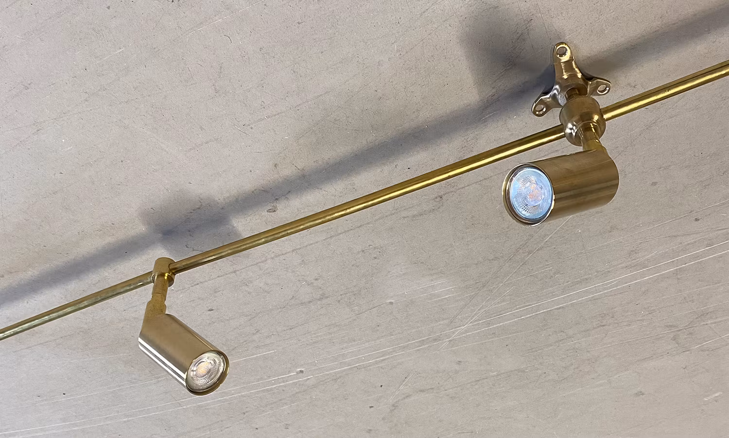 Spotskena i obehandlad mässing liten cylinder GU10 MR11 PROTOTYP