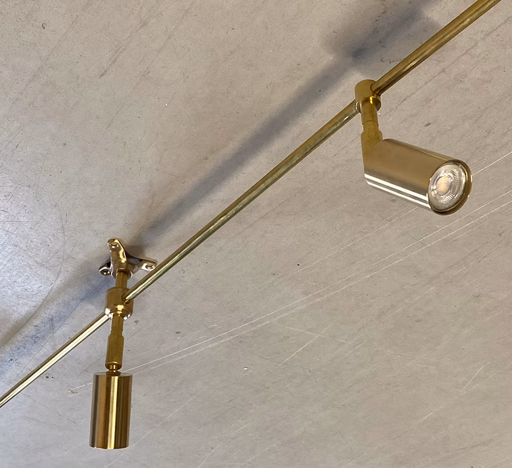 Spotskena i obehandlad mässing liten cylinder GU10 MR11 PROTOTYP