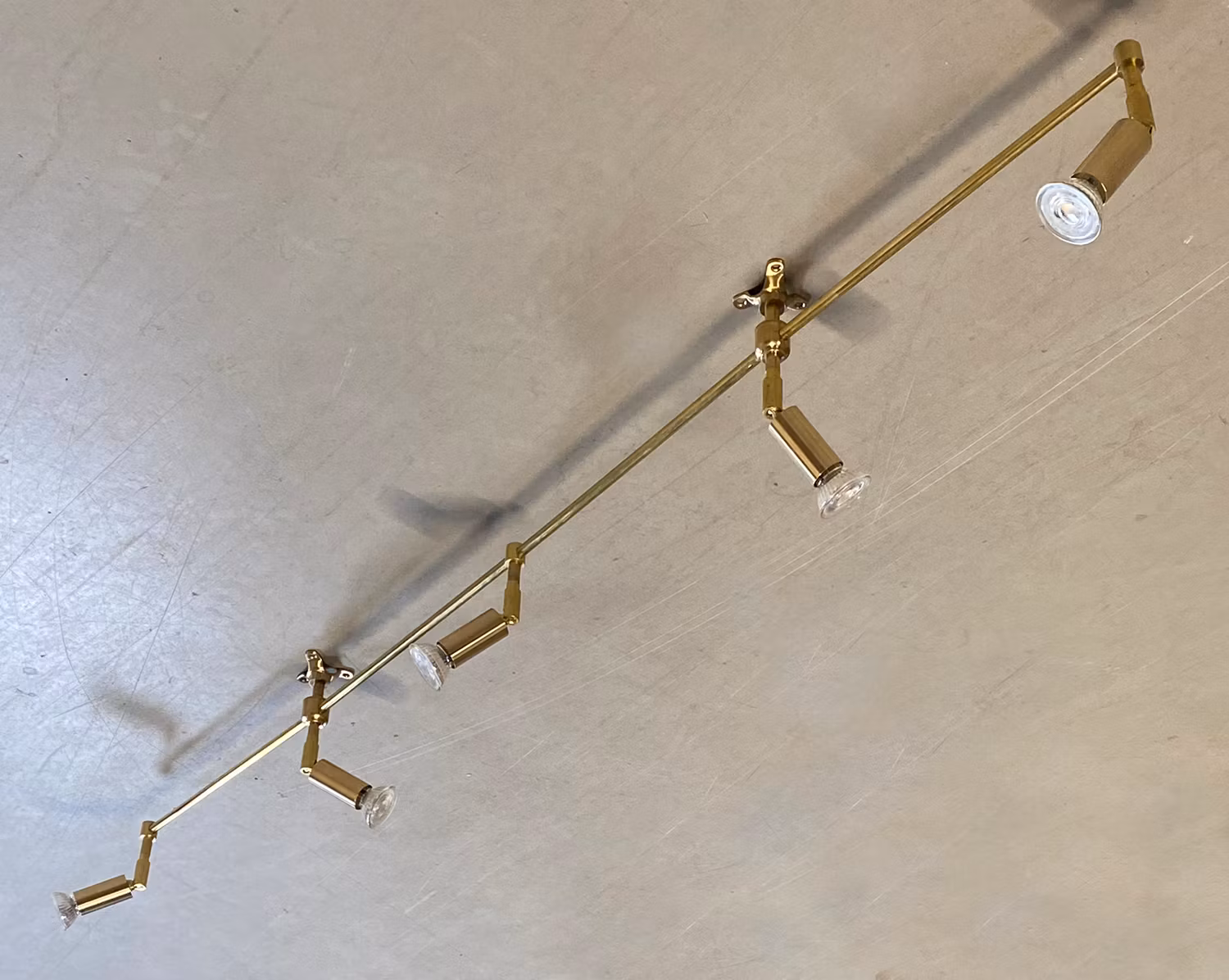 Spotskena i obehandlad mässing liten cylinder GU10 PROTOTYP