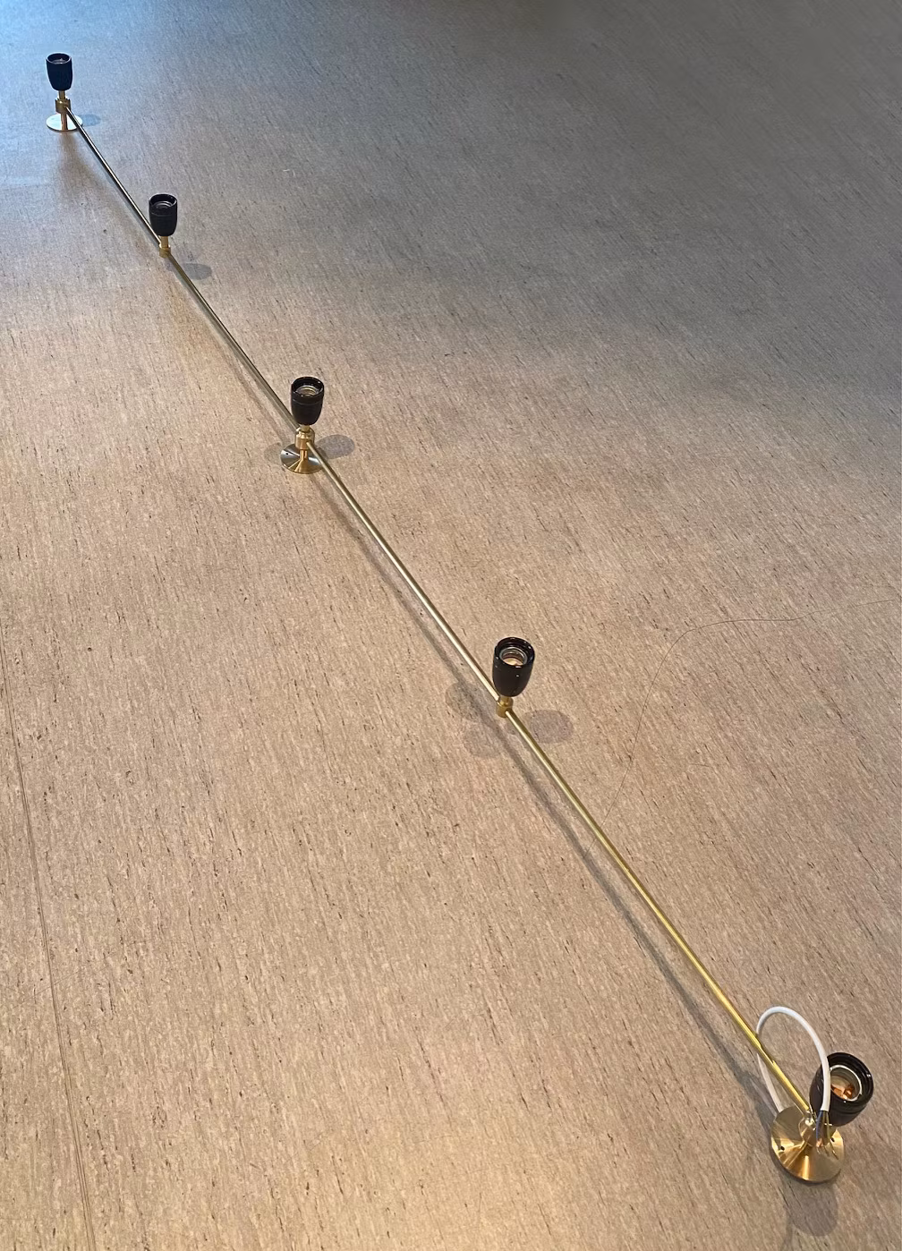 Lampskena i mässing med lamphållare i porslin