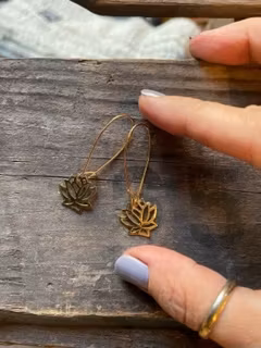 Örhängen Små Lotus Mässing
