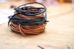 Läderrem /tråd ca 2,5* 3,8mm, 4,7m  ljusbrun