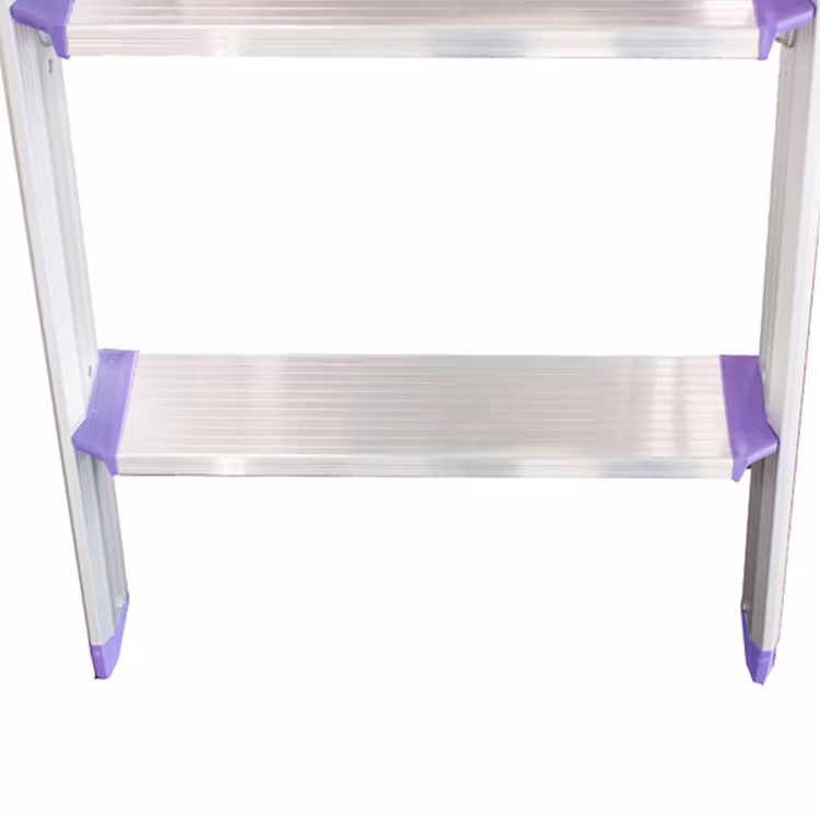 Detaljerad produktbild på djupa, ergonomiska trappsteg i räfflad halksäker aluminium tillhörande Trappstege Classic Pro från Jumbo.