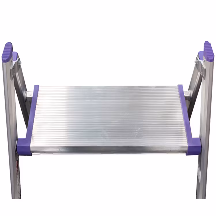 Detaljerad produktbild på stor plattform i räfflad halksäker aluminium tillhörande Trappstege Classic Pro från Jumbo.