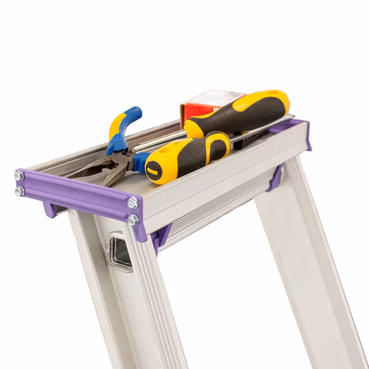 Detaljerad produktbild på verktyg liggandes i praktisk verktygshylla monterad på toppen av säkerhetsbygeln på Trappstege Classic Pro från Jumbo.