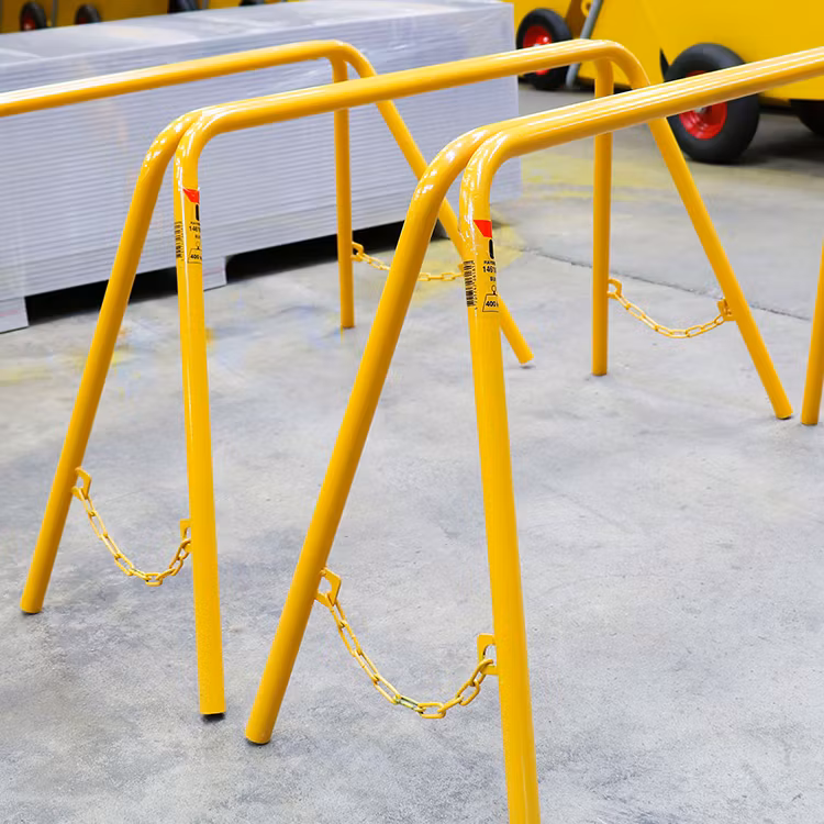 Miljöbild på tre stycken gula gipsbockar från Ravendo i lagerlokal, artikelnr 144695.