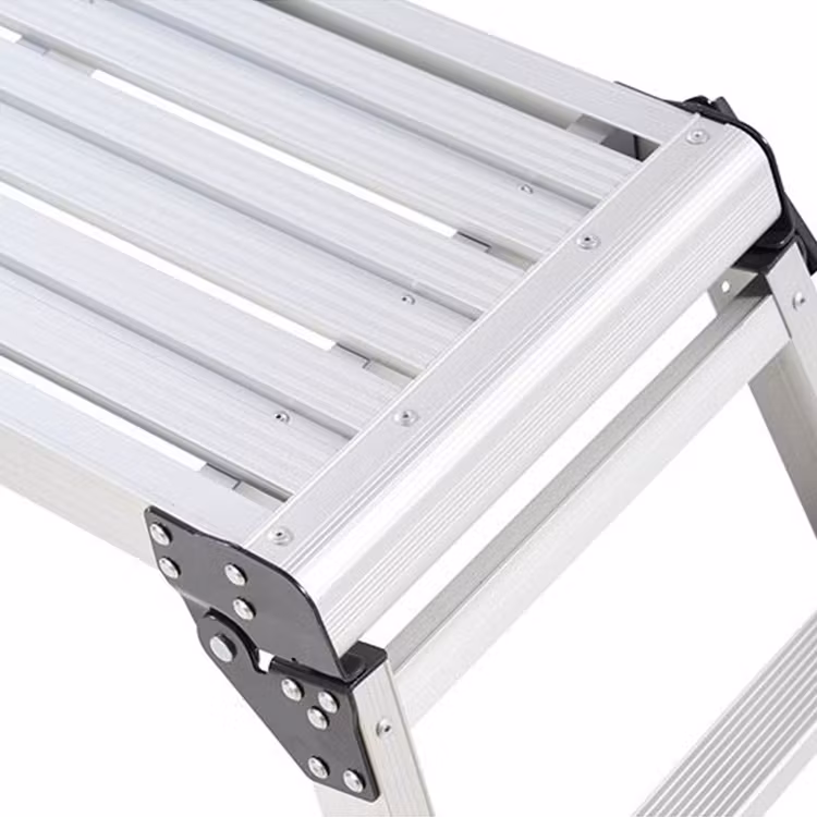 Detaljerad produktbild sedd ovanifrån på plattform, hörngångjärn i svart metall på Plattformspall i anodiserad aluminium, Probuilder, artikelnr 57678.